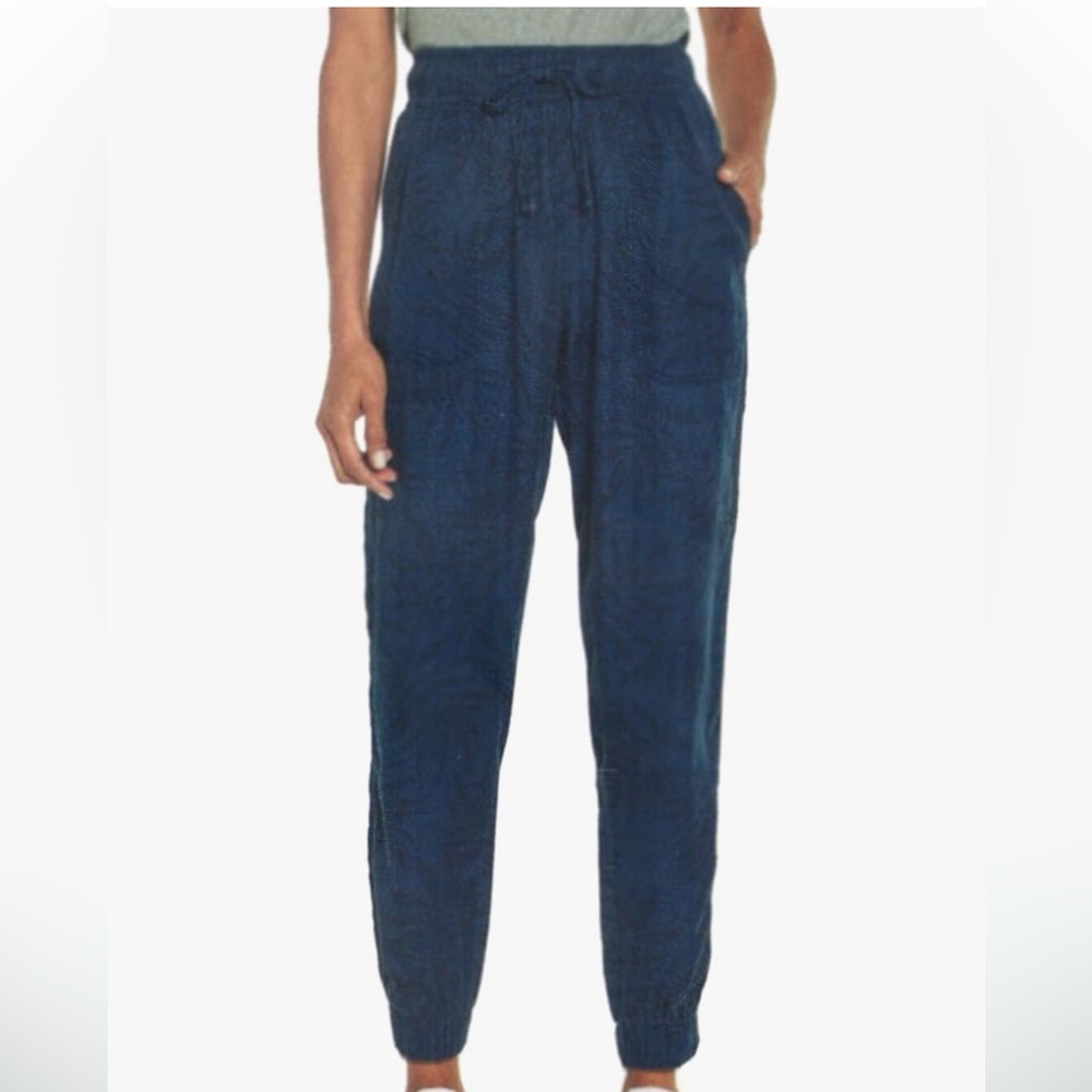 Orvis women’s blue, leaf jogger pants.